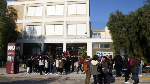 E​studiants al davant de la Facultat d’Educació i Psicologia de la URV