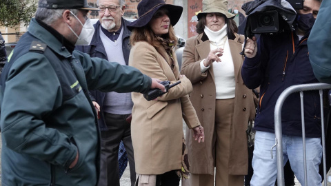 11/03/2022. La familia de Déborah Fernández-Cervera a las puertas del juzgado.