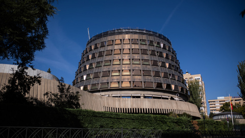 Fachada del Tribunal Constitucional, a 15 de octubre de 2021, en Madrid (España).