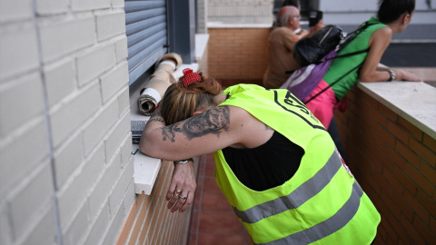 Una vecina durante un desahucio en Madrid.