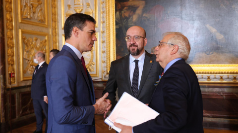 El presidente del Gobierno, Pedro Sánchez (i), conversa con el alto representante para Asuntos Exteriores, Josep Borrell (d), junto al presidente del Consejo Europeo , Charles Michel, este 11 de marzo de 2022 en Versalles.