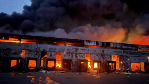 12/03/2022 Un almacén de productos congelados se incendia en la aldea de Kvitneve, distrito de Brovary, situado en la región de Kiev (Ucrania)