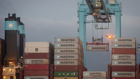 Los buques ,Maersk Denver y Mary Maersk, en la terminal de APM, gestionada por Maerks .en el puerto de Algeciras (Cádiz),