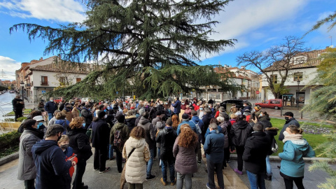 Un grupo de vecinos del distrito de Barjas se concentran en una protesta por el desmantelamiento del arbolado comunitario.