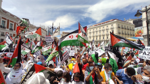 Fotografía de miles de manifestantes saharauis este sábado en la Puerta del Sol de Madrid. - Guillermo Martínez