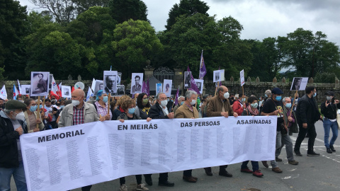 Los manifestantes transportan un memorial con los nombres de las víctimas de la dictadura en Galicia. - Xoán Blanco