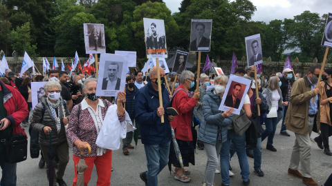 Los manifestantes portan fotografías de víctimas de la dictadura franquista, frente al Pazo de Meirás, en Sada. - Xoán Blanco