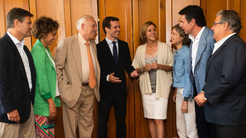 Pablo Casado, candidato a la Presidencia del PP, acompañado por algunos de los exministros de Mariano Rajoy que apoyan su candidatura, en una comida celebrada este jueves.