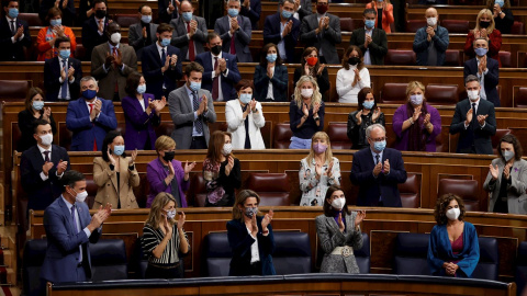 25/11/2021.- El presidente del Gobierno, Pedro Sánchez (i) aplaude junto al resto de la bancada del Gobierno durante el pleno celebrado este jueves en el Congreso. El Congreso de los Diputados ha aprobado este jueves el proyecto de Ley de Presupuestos Ge