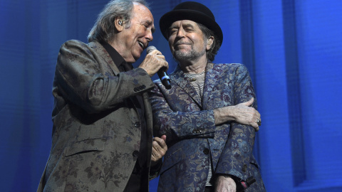 Joan Manuel Serrat (I) y Joaquín Sabina (D) en uno de sus conciertos.