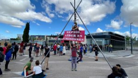 Un centenar de activistas por el clima bloquean la entrada al centro de investigación de Repsol en Móstoles