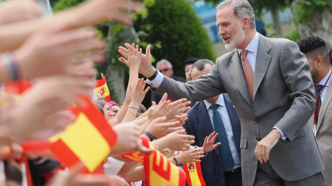 Felipe VI a su llegada a una exposición en la Iglesia de Santiago y Colegiata de Santa María, a 12 de junio de 2024, en Villafranca del Bierzo.