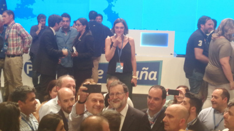 Rajoy se marcha del plenario haciéndose fotos con afiliados y seguidores./PÚBLICO