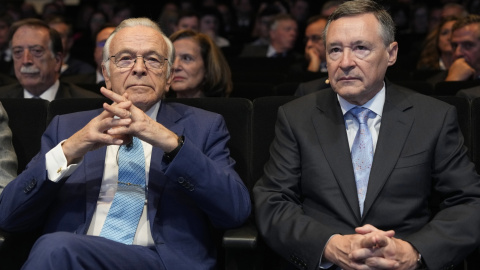 El presidente de CriteriaCaixa Isidro Fainé (i), y consejero delegado, Ángel Simón (d), durante la presentación en Barcelona del nuevo plan estratégico hasta 2030 del 'holding' de participaciones industriales de La Caixa. EFE/Alejandro Garcia