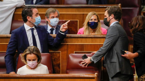 El líder y el secretario general del PP, Pablo Casado (d) y Teodoro García Egea, respectivamente, al inicio de la sesión de control al Gobierno de este miércoles en el Congreso centrada en los indultos a los presos del "procés" y a la que no asiste P