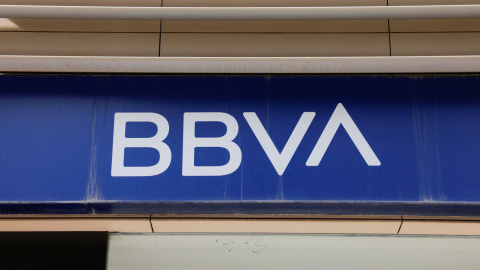 El logo de BBVA en una de sus sucursales en Málaga. REUTERS/Jon Nazca