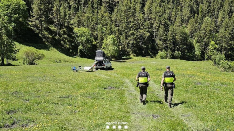 Agents Rurals durant la inspecció d'un vehicle