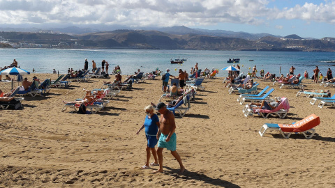 Varios turistas disfrutan del sol y de las buenas temperaturas en la playa de Las Canteras en Las Palmas de Gran Canaria.