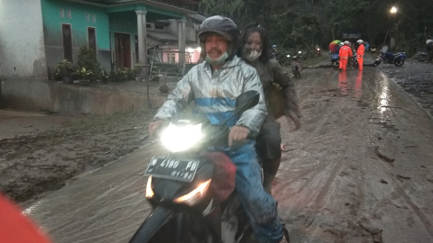 04/12/2021 Un hombre circula sobre una carretera cubierta de ceniza tras la erupción del volcán indonesio Semeru, en la isla de Java