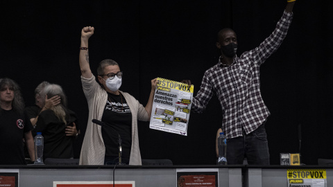 La diputada de Esquerra María Carvalho junto a Serigne Mbayé, en un momento del acto.