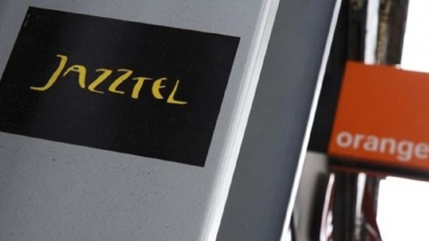 Carteles con los logotipos de Jazztel y Orange