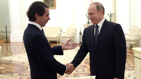 Vladimir Putin con José María Aznar, en 2016, en el Krelim, durante una visita privada del expresidente español