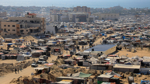 Tiendas para los palestinos desplazados en la zona de al-Mawasi en la ciudad sureña de Khan Younis, en la Franja de Gaza. Imagen de archivo.