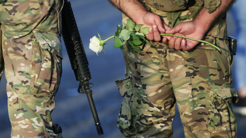 Un soldado libanés sostiene una rosa durante una protesta civil. REUTERS/Ali Hashisho