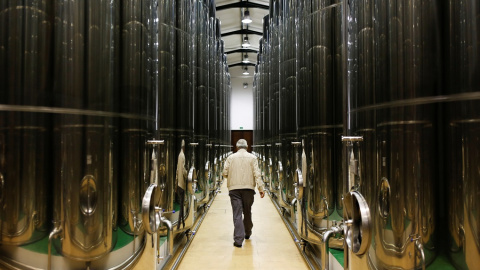 Un hombre camina en una bodega en una cooperativa de aceite de oliva en Porcuna (Jaén). REUTERS / Marcelo del Pozo