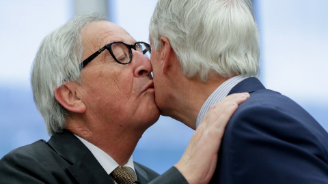 El presidente de la Comisión Europea, Jean-Claude Juncker (izq) y el principal negociador de la UE, Michel Barnier (dch). EFE/STEPHANIE LECOCQ