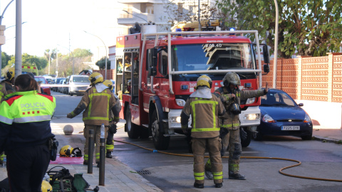 Els Bombers de la Generalitat, treballant en l'incendi de Vilassar de Mar que ha provocat la mort de dues dones.