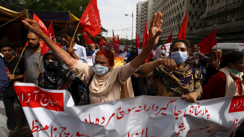 Mujeres paquistaníes gritan consignas durante una protesta contra la declaración del Primer Ministro Imran Khan sobre la ropa de mujer, en Islamabad, Pakistán, el 23 de junio de 2021.