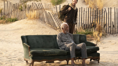 Morgan Freeman y Dan Stevens , en una escena de la serie 'Solos'.