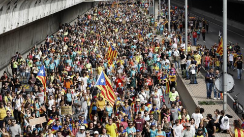 Miles de personas que participan en las "Marchas por la libertad" entran en Barcelona por la Gran Vía