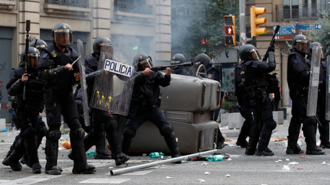 Los enfrentamientos entre manifestantes y fuerzas del orden se están produciendo en la Vía Laietana de Barcelona. / Reuters