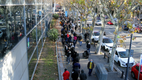 Gent fent cua a l'avinguda Rius i Taulet per entrar al punt de vacunació.