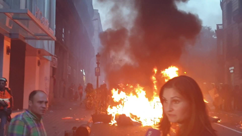 Manifestantes queman barricadas en la Via Laietana