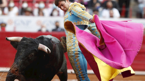 Fotografía que muestra al torero mexicano José Miguel Arellano en la Guadalupana, el festejo taurino mas importante del año en México.