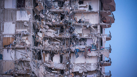 Detalle de una parte del edificio de 12 pisos derrumbado parcialmente hoy, en la ciudad de Surfside, al norte de Miami Beach, Florida