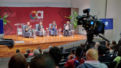 Debate sobre el pro-común con Stacco Troncoso, Melanie Dulong, Leticia Merino y Pedro Brieger en el CAF-CDMX .