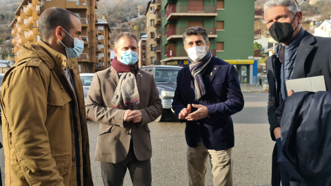 El vicepresident del Govern, Jordi Puigneró, acompanyat d'altres autoritats com el delegat del Govern a l'Alt Pirineu i Aran, Ricard Pérez, i l'alcalde de Sort, Baldo Farré.