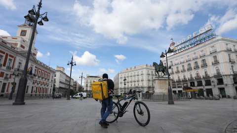 Un repartidor de la empresa Glovo en la Puerta del Sol.