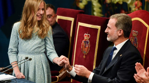 El rey Felipe coge la mano de su hija en la entrega de los premios Princesa de Asturias. (REUTERS)