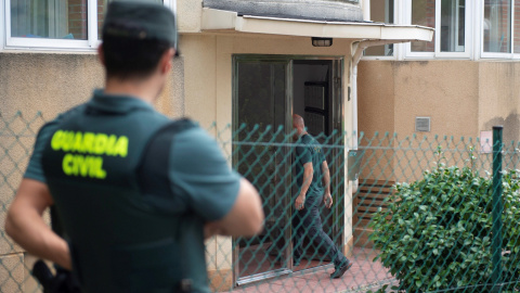 La Guardia Civil inspecciona la casa donde vivía la pareja de Castro Urdiales. / EFE