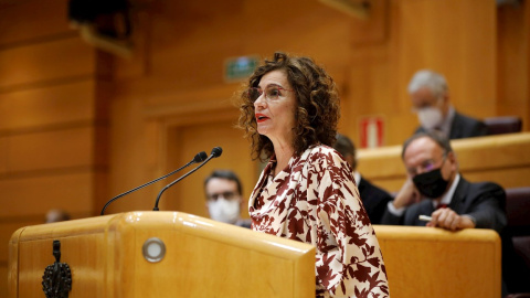 09/12/2021.- La ministra de Hacienda, María Jesús Montero, comparece ante el pleno en el Senado que debate este jueves los vetos presentados al proyecto de ley de presupuestos generales del Estado de 2022. EFE/David Fernández