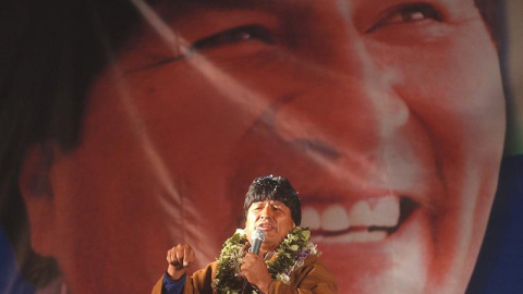 Fotografía de archivo fechada el 13 de diciembre de 2005, que muestra al líder indígena Evo Morales, candidato a la presidencia de Bolivia por el Movimiento al Socialismo (MAS), durante el cierre de campaña celebrado en la Plaza Villarroel de la ciuda