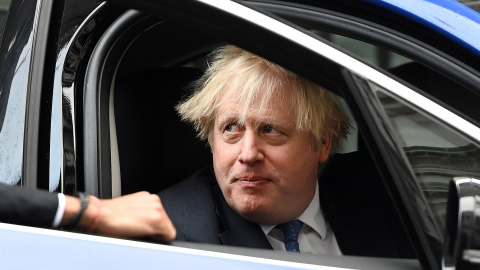 El primer ministro británico, Boris Johnson dentro de un vehículo eléctrico, a 1 de diciembre de 2021.