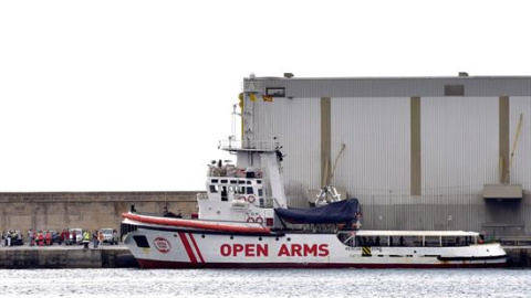 Vista de uno de los dos barcos de la Organización de Salvamento Open Arms, que han entrado a las 8.58 horas en el puerto de Palma