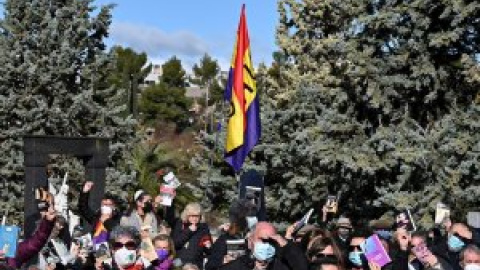 El último adiós a Almudena Grandes: libros negros, banderas republicanas y el grito "sin memoria no hay democracia"