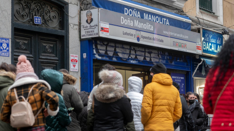 07/12/2021 Varias personas hacen cola en la Administración de Loterías 'Doña Manolita'